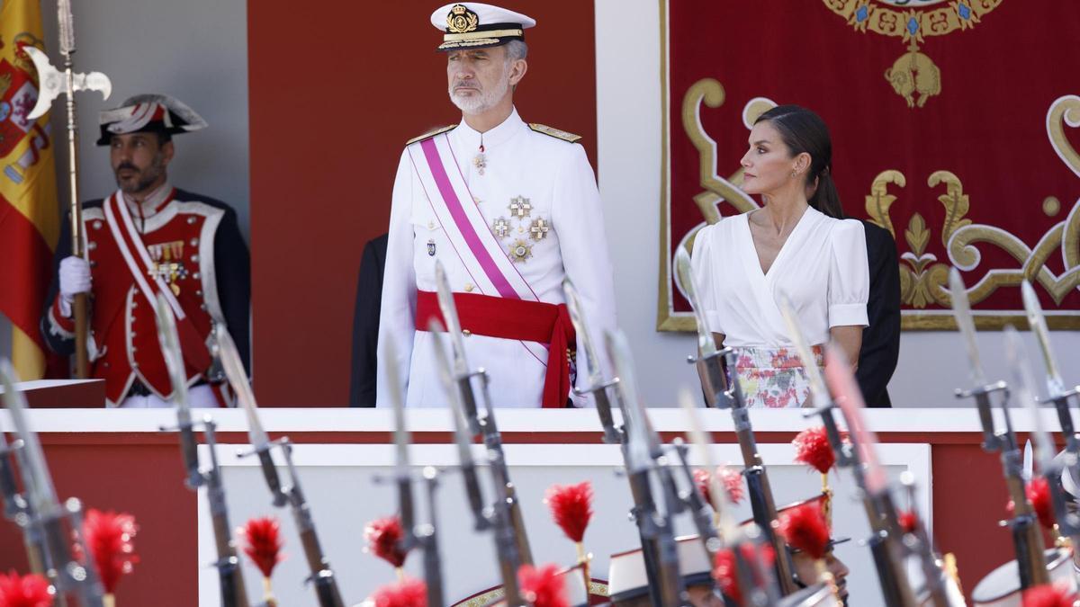 os reyes Felipe VI y Letizia, durante un desfile militar.