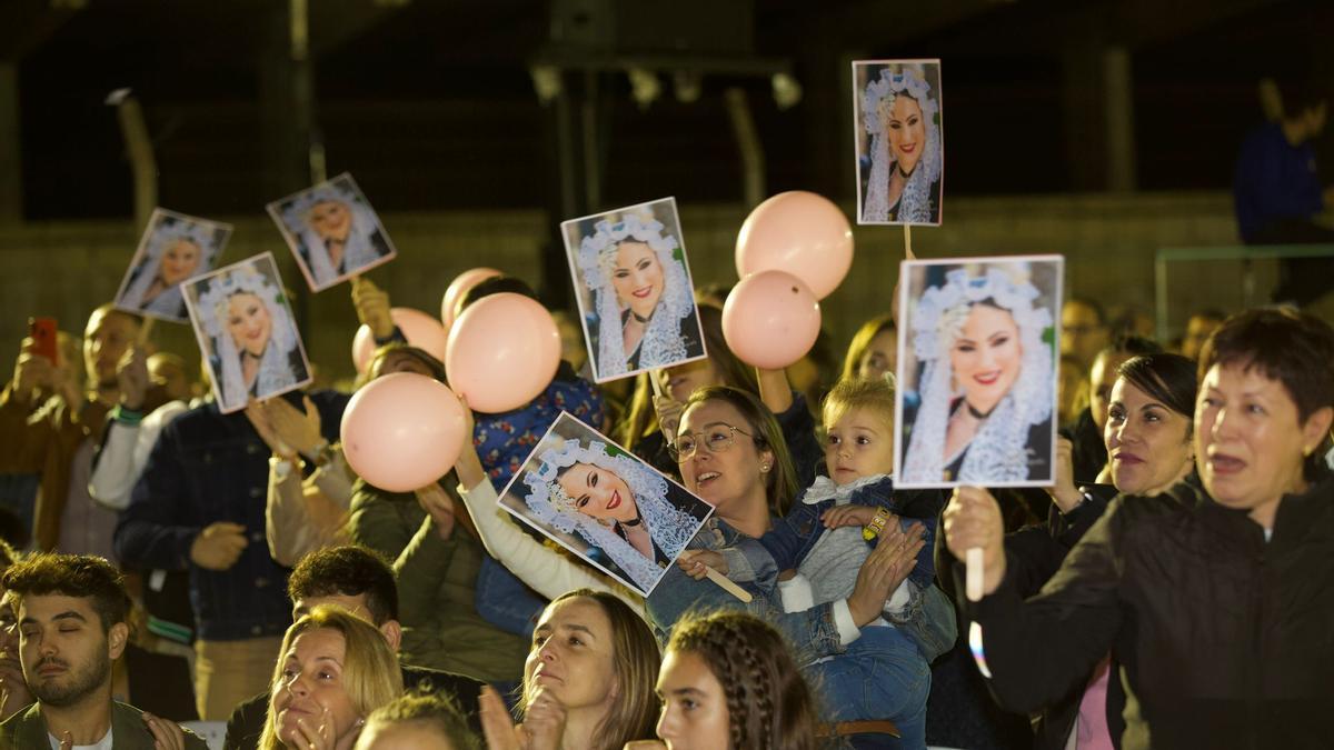 El público se vuelca con cada una de las candidatas a Bellea del Foc.