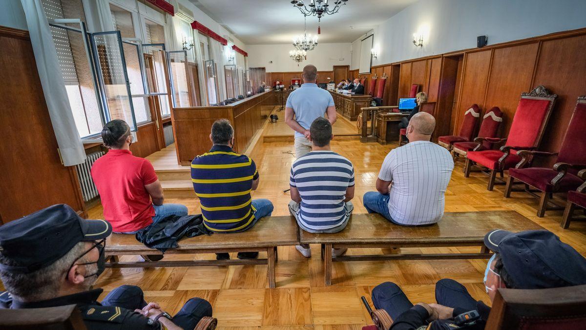 Los cinco acusados por el tiroteo mortal de la Uva durante el juicio en la Audiencia Provincial de Badajoz.