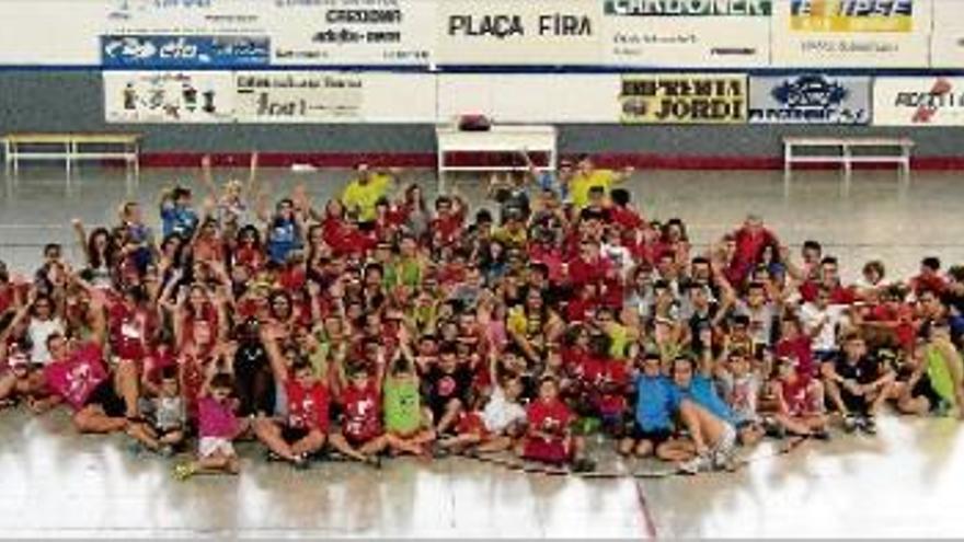 Fotografia de grup dels participants de l&#039;edició d&#039;enguany al Casal Multiesportiu de Cardona