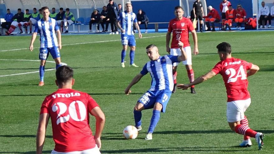 Cristo Martín intenta un pase durante el partido contra La Unión Atlético. | JAIME ZARAGOZA