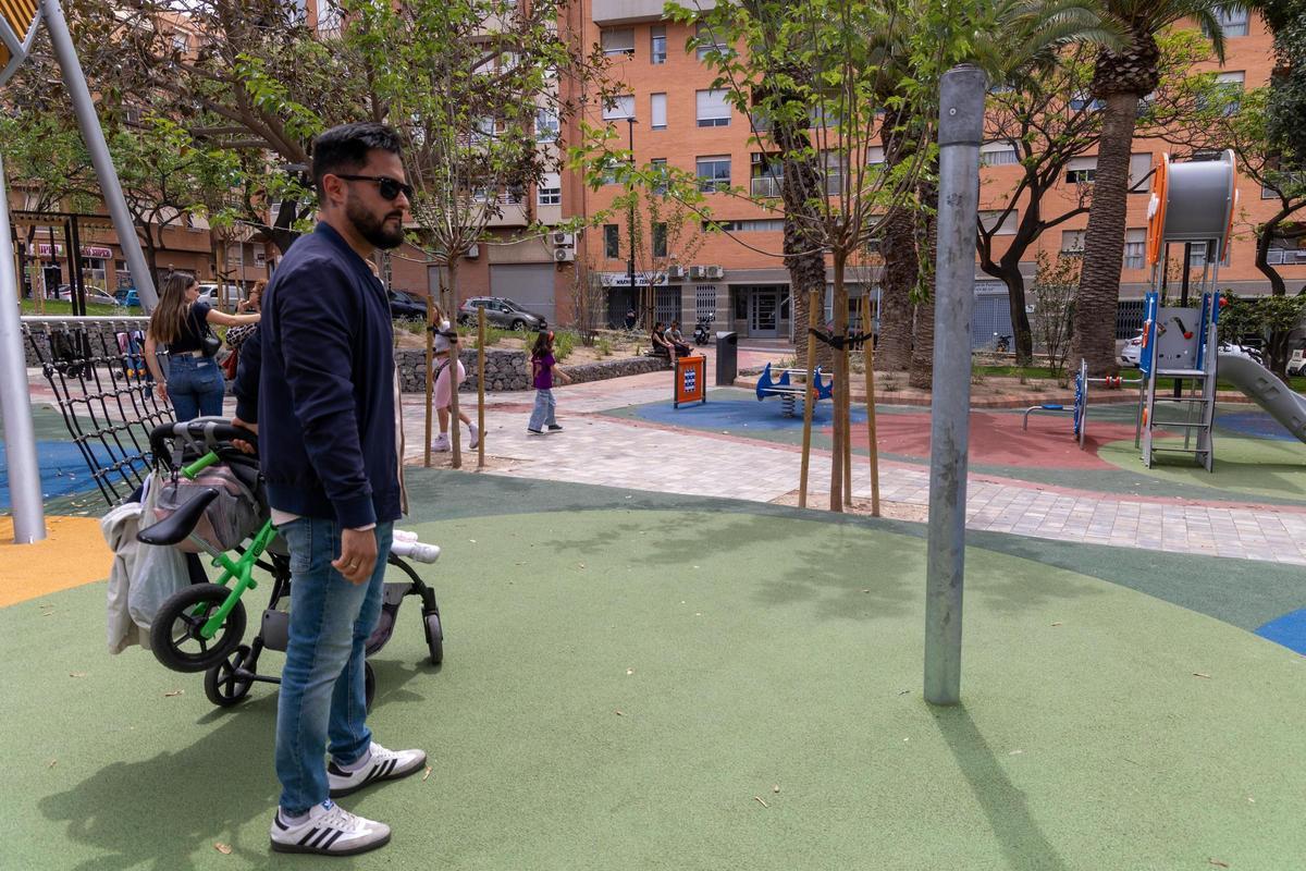 Gonzalo Huerta, ante el eje central del columpio accidentado el miércoles mientras jugaba su hijo