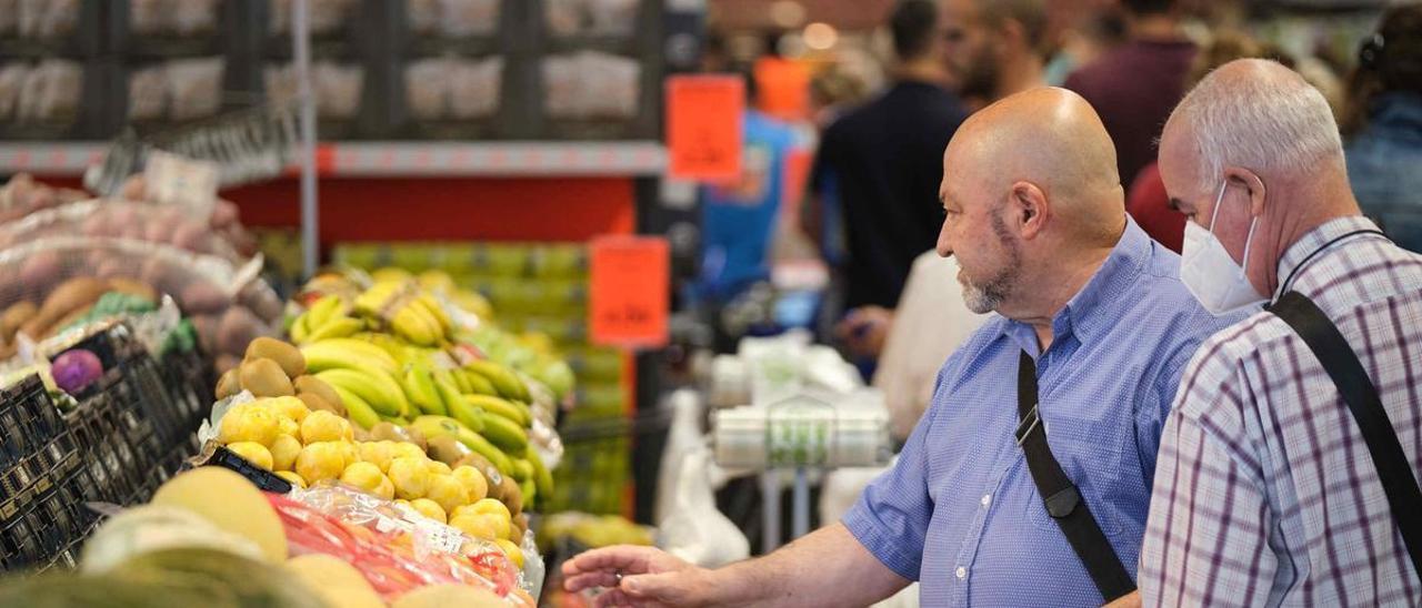 Varias personas hacen la compra en un supermercado del Archipiélago.