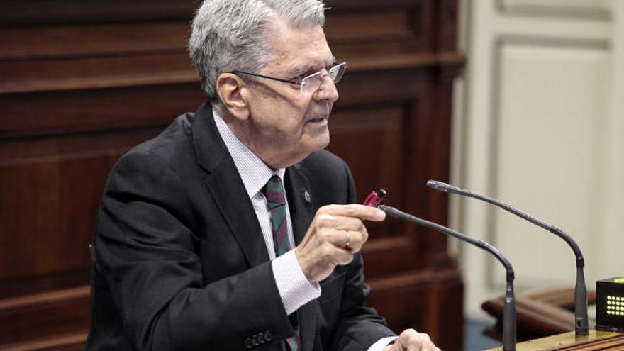 Julio Pérez, ayer, durante su réplica a los grupos respecto al tamaño y el gasto que representa el Gobierno.