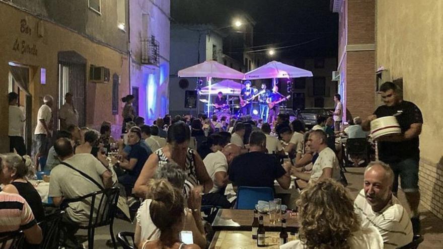 Novillas disfrutó de las actuaciones de ‘Temple y compás’. | SERVICIO ESPECIAL