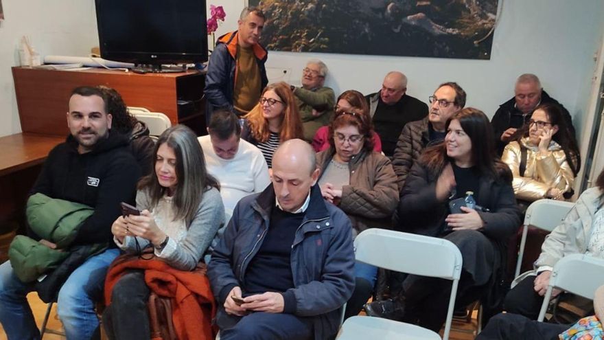 Sotelo reúne al PP de Cangas pero mantiene su intención de seguir en la política local