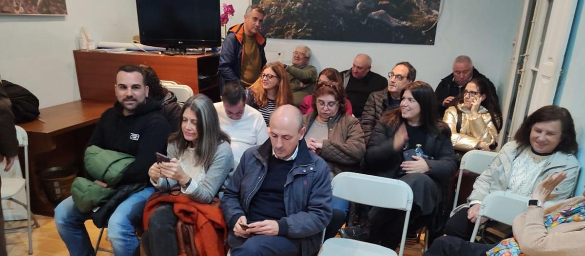 Miembros del PP, en la reunión de ayer en la sede del partido en Cangas.