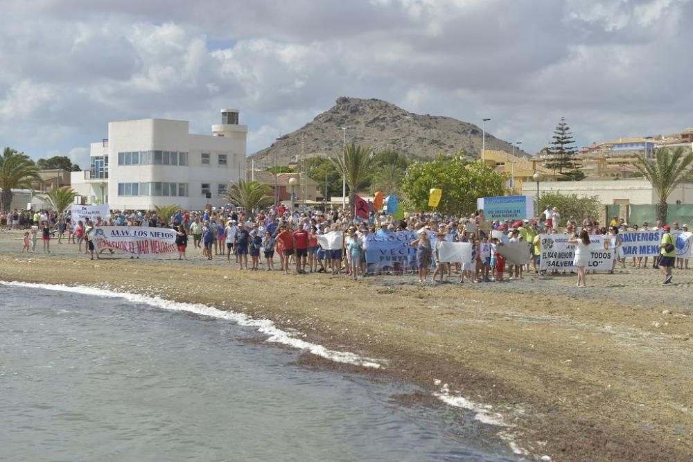 Protesta ante un Mar Menor que amanece cubierto de espuma