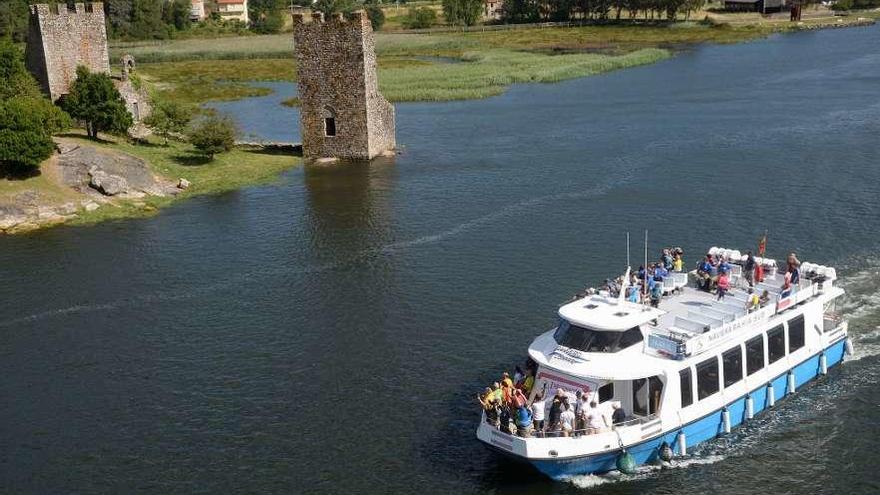 Un barco con peregrinos que realiza el trayecto entre Vilanova y Pontecesures. // Noé Parga