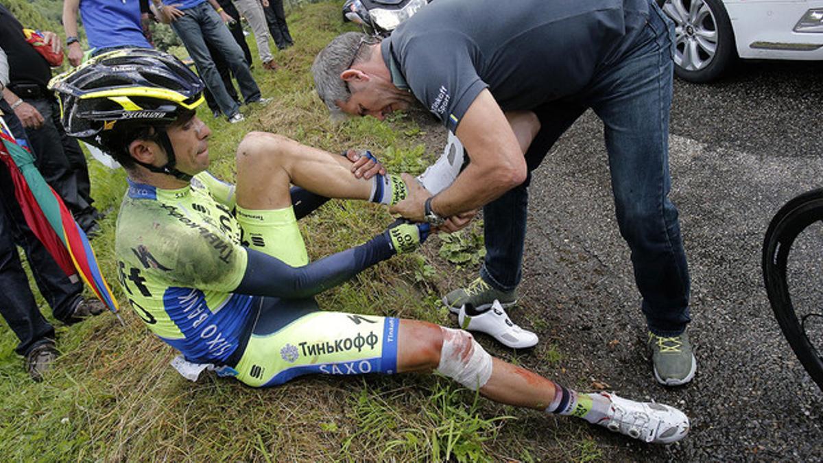 Alberto Contador es atendido por un médico tras sufrir la caída