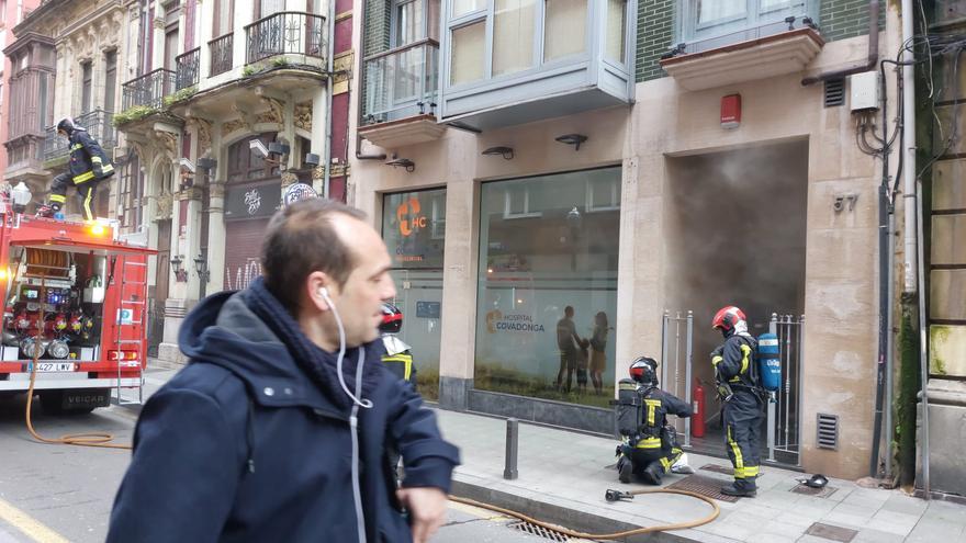 Los bomberos de Gijón sofocan un incendio en la céntrica calle San Bernardo