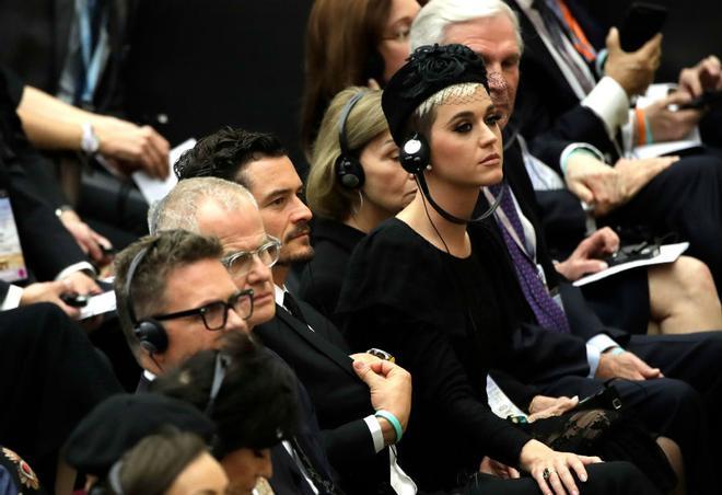 Katy Perry y Orlando Bloom atienden en la conferencia