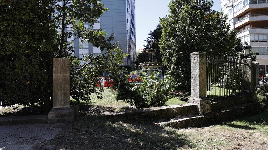 Así quedó el muro de Castrelos tras caer un sauce de nueve metros