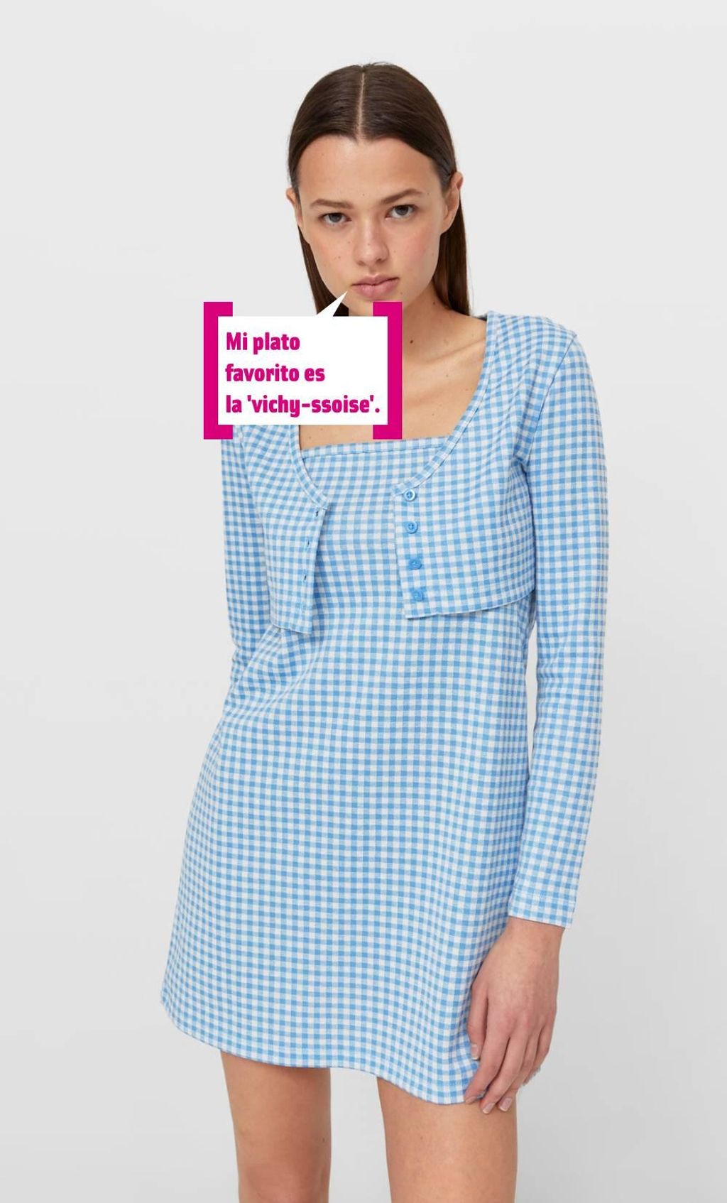 Modelo con vestido de cuadros vichy de Stradivarius
