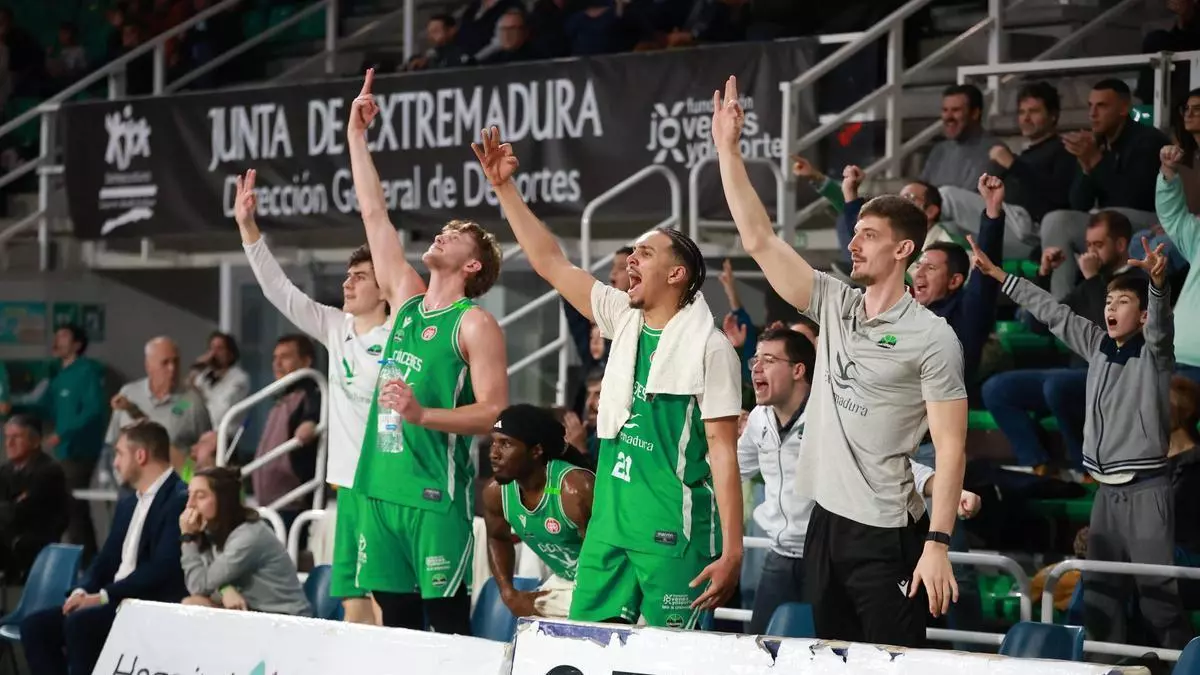 El Cáceres continúa al alza y apabulla al Ponferrada