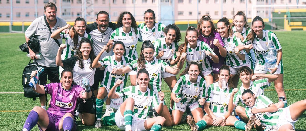 Las futbolistas del Córdoba CF Femenino celebran su triunfo.