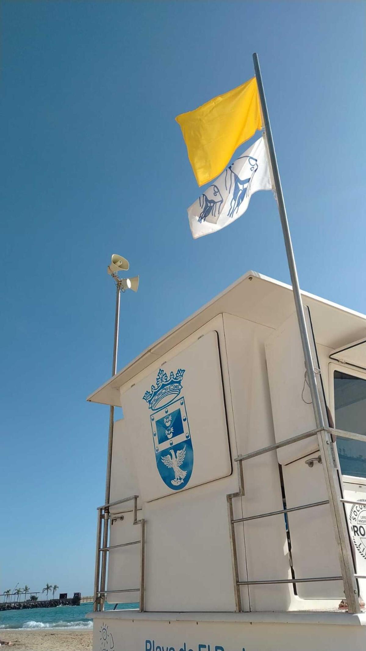 La Concejalía de Playas y Medio Ambiente de Arrecife iza la bandera amarilla en El Reducto e informa de la aparición de medusas.