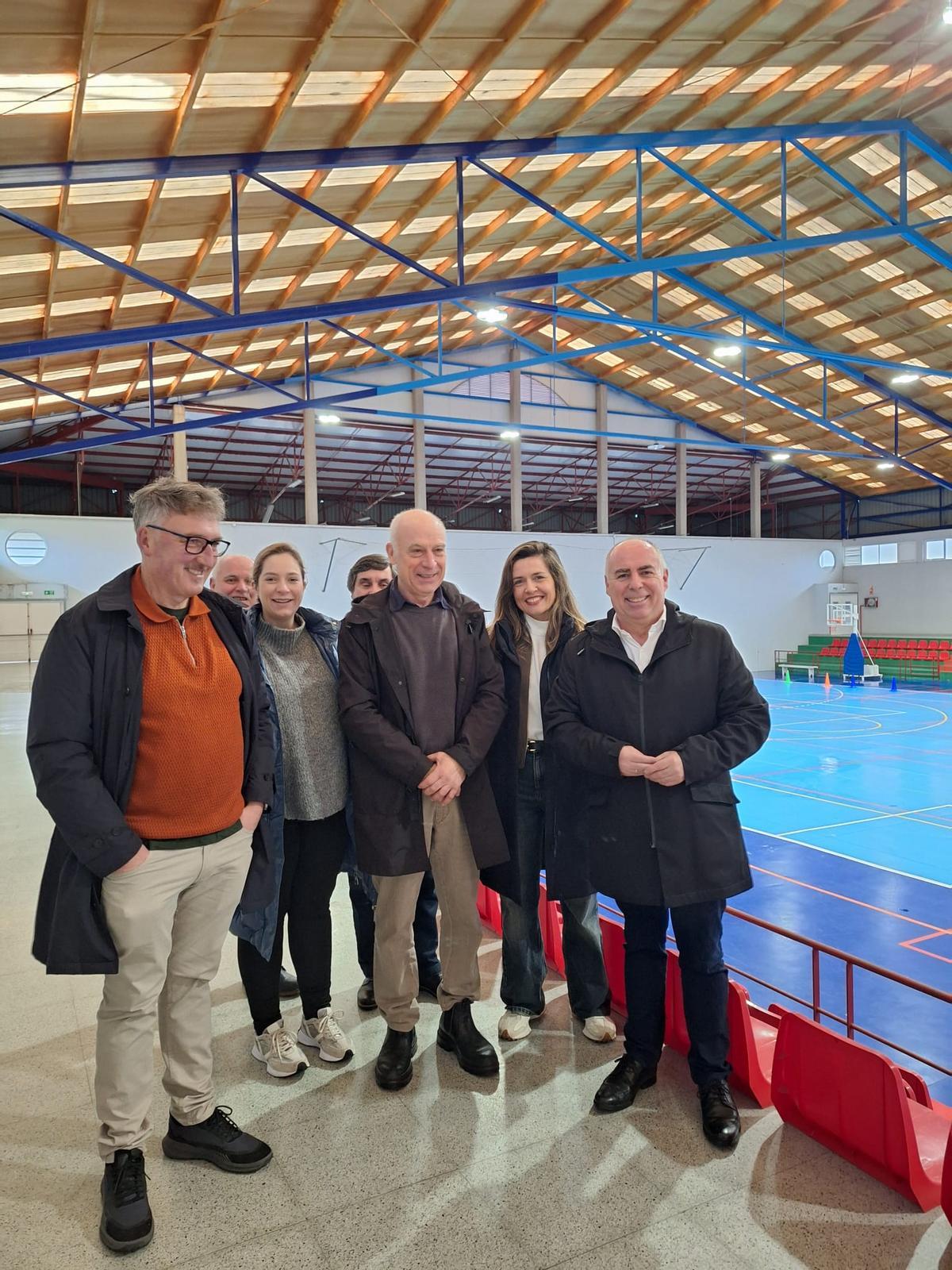 Un momento de la visita al pabellón de Catoira.