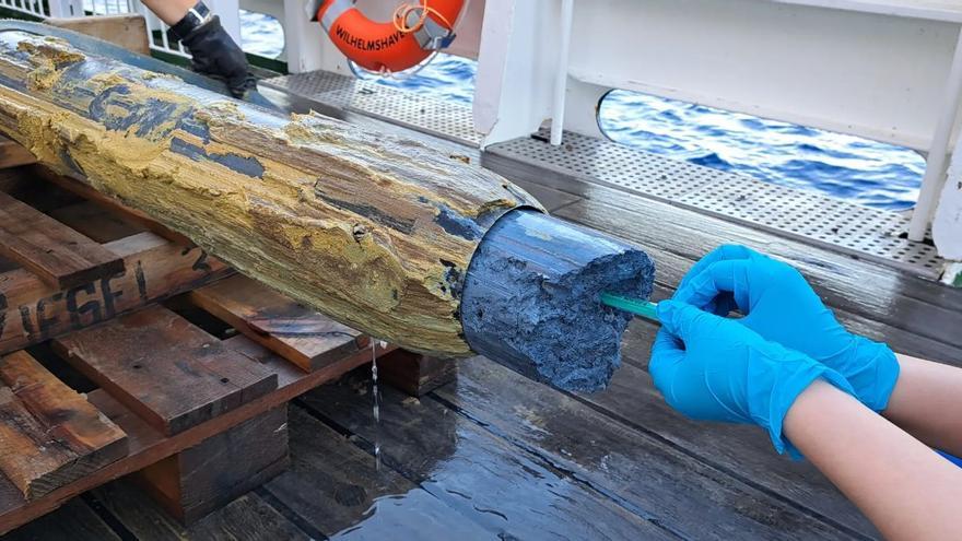 Descubren misteriosos signos de vida en una extraña sustancia volcánica azul