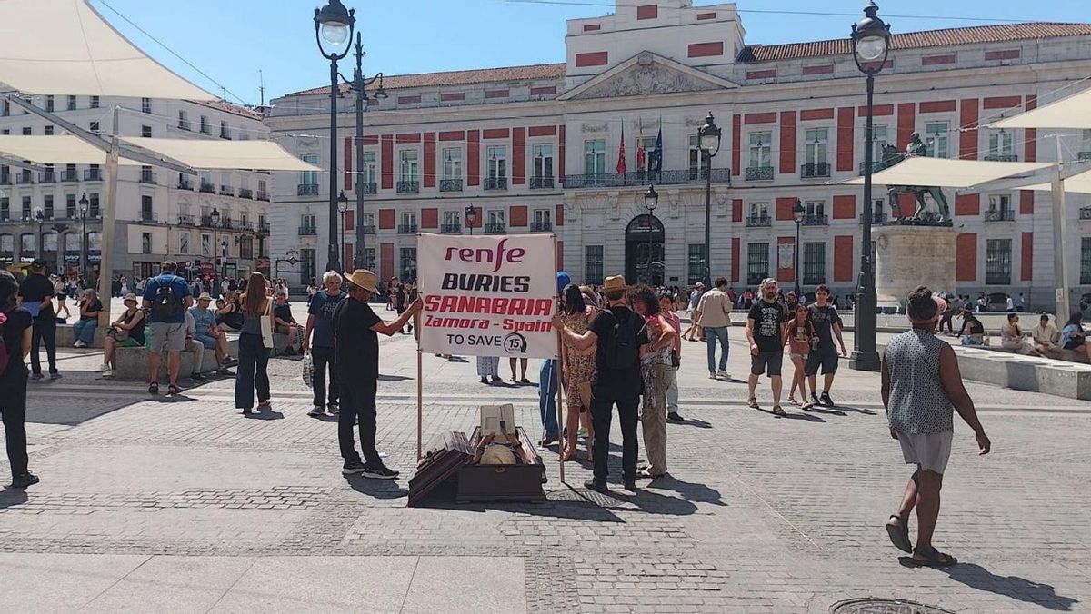 La protesta de «Renfe entierra a Sanabria por 15 minutos», traducida al inglés en la Puerta del Sol (izquierda) y a las puertas de la sede central del operador ferroviario en Madrid. | ARACELI SAAVEDRA
