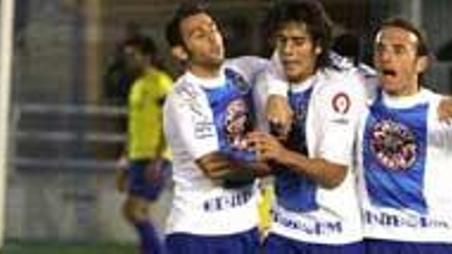 El delantero Mariano celebra el segundo gol con Sabino y Peque