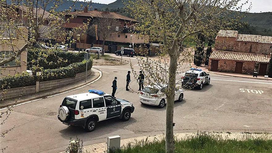 Cotxes de la Guàrdia Civil i vehicles de responsables de l&#039;organització