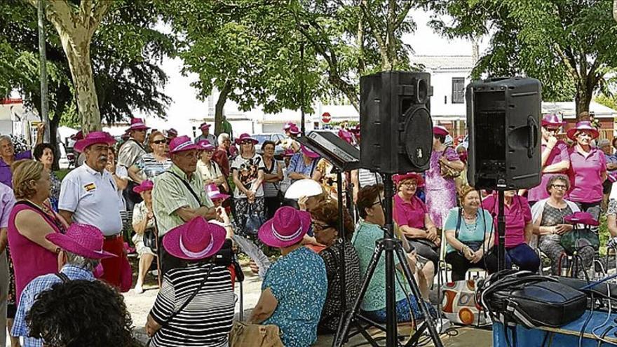 900 personas celebran 35 años del centro de mayores