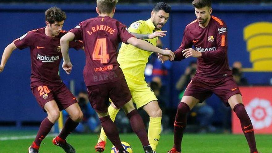 Suárez y Messi doblegan a un Villarreal en inferioridad  (0-2)