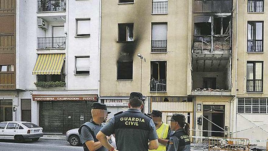 Agentes de la Guardia Civil, ante el edificio.