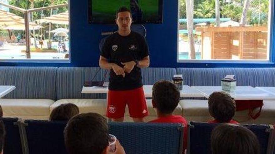 Escandell imparte una charla a los aprendices de futbolista, en la academia DV7 de Santo Domingo.