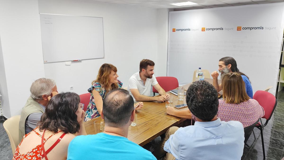 Miembros de la plataforma vecinal junto con Maria Josep Picó