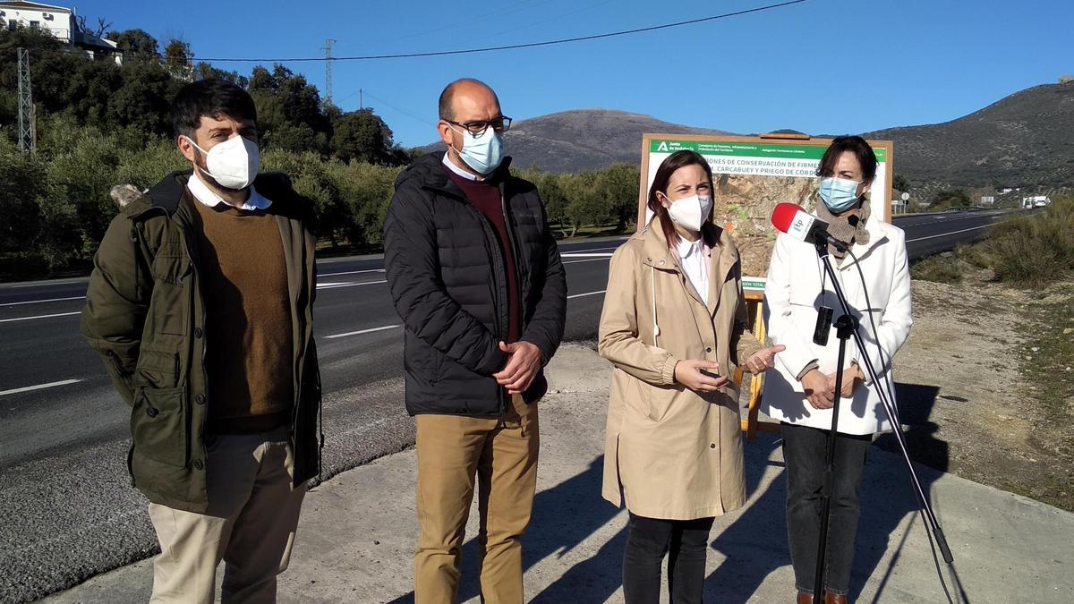 Jonathan Gutiérrez, Juan M.  Sánchez, Cristina Casanueva y Mª Luisa Ceballos, ayer junto a la A-339.