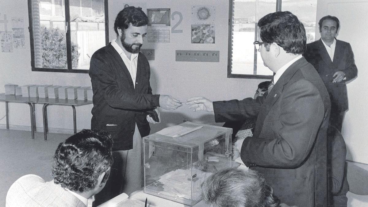 El candidato a la alcaldía por el PCE, Julio Anguita