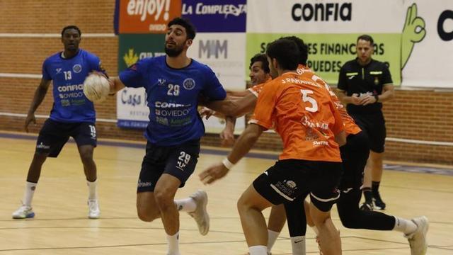 Elián Goux, con el balón, en un ataque del Confía Base ante el Eivissa en Vallobín. |