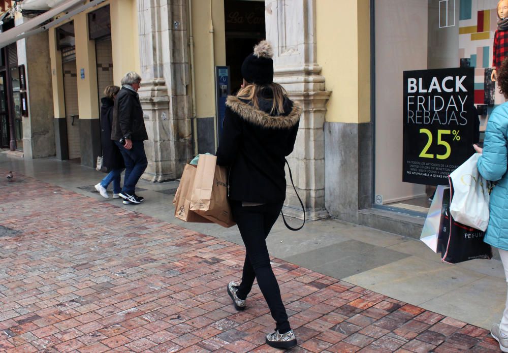 Mucha actividad en los comercios de Málaga en el primer día de compras con descuentos extraordinarios