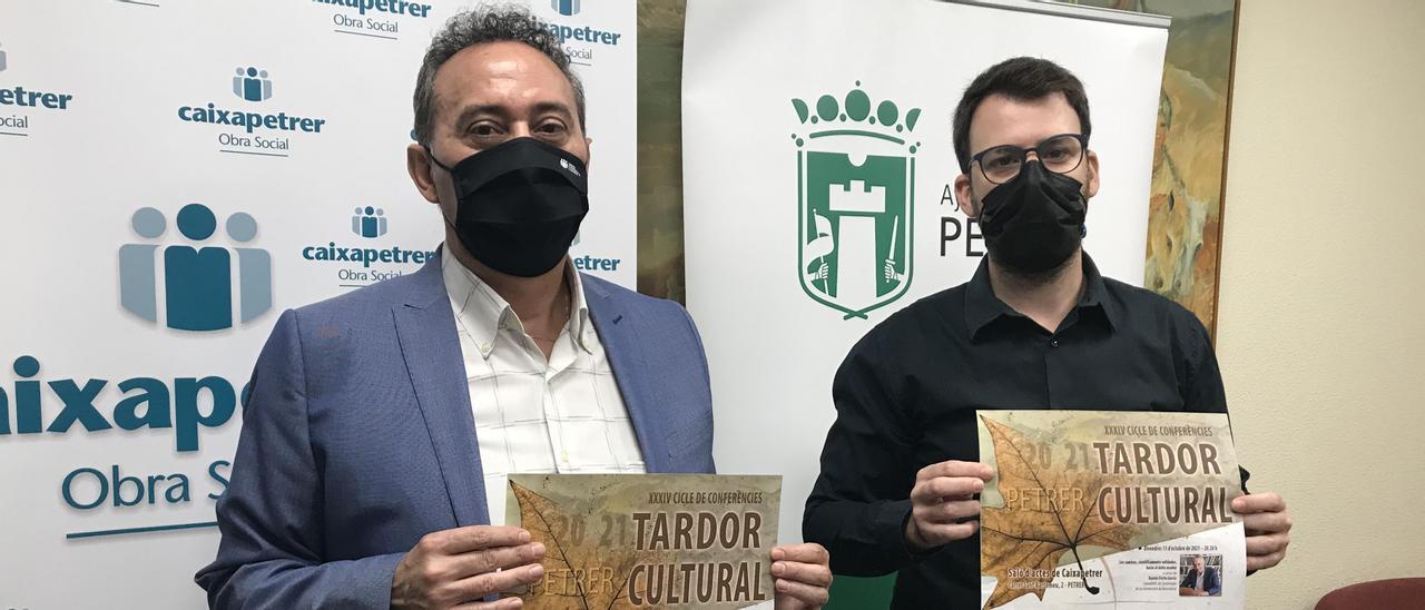 El consejero de Cultura de Caixapetrer, Ramón Blanquer, y el concejal de Cultura, Fernando Portillo.