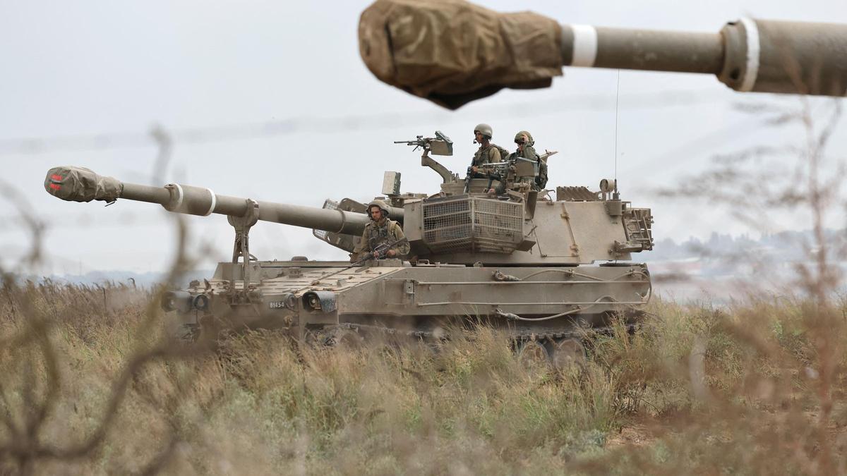 Soldados del ejército de Israel toman posiciones con sus vehículos armados cerca de la frontera con la Franja de Gaza, al sur de Israel