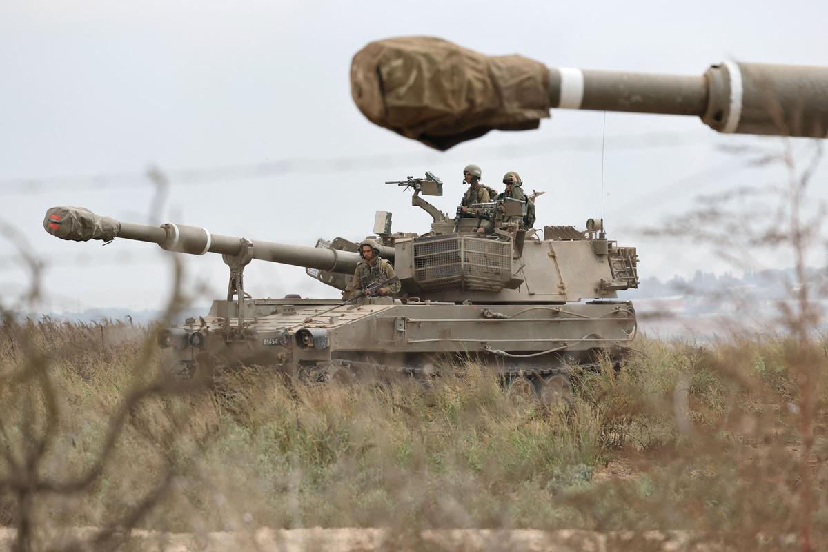 Soldados del ejército de Israel toman posiciones con sus vehículos armados cerca de la frontera con la Franja de Gaza, al sur de Israel