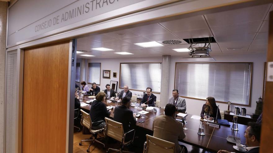 Asistentes al consejo de administración de la Autoridad Portuaria celebrado ayer | MIKI LÓPEZ
