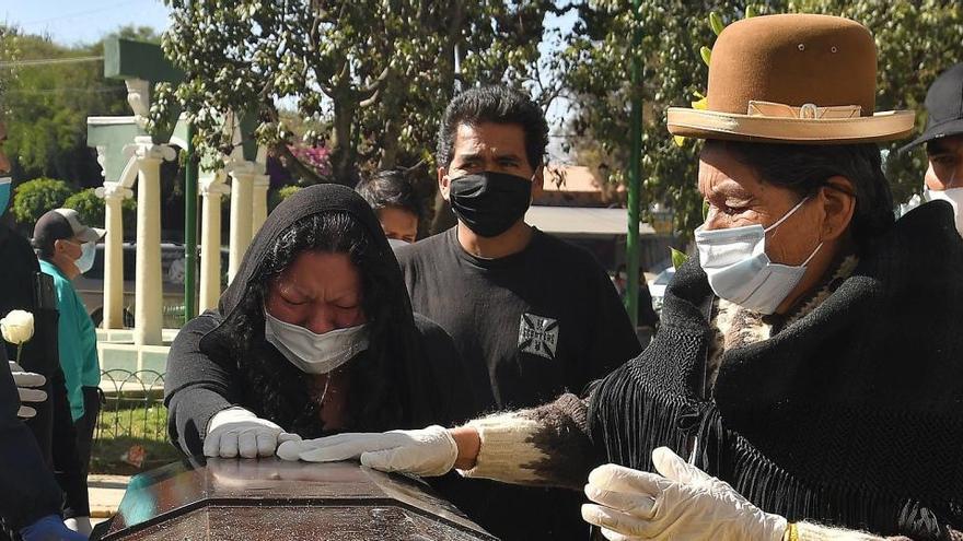 Familiares despiden a un fallecido por coronavirus en Cochabamba.