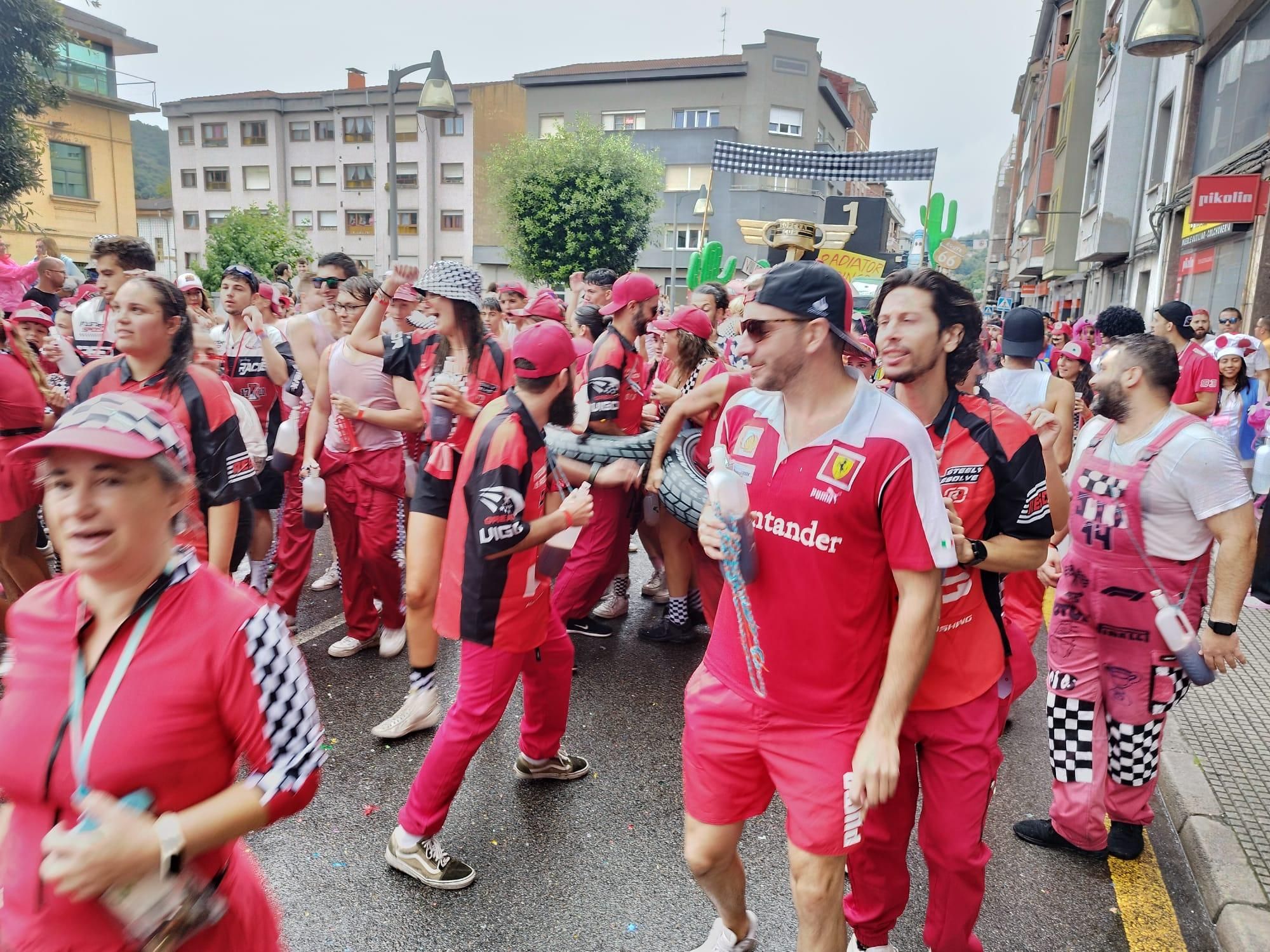 Así está siendo el Descenso Folklórico del Nalón, con 7.000 navegantes
