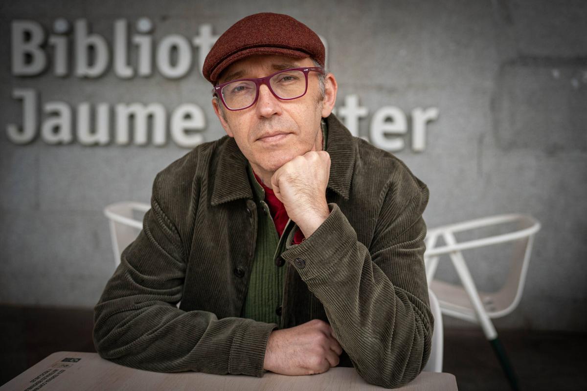 El filósofo Roman Krznaric, fotografiado en la Biblioteca Jaume Fuster de Barcelona a Barcelona