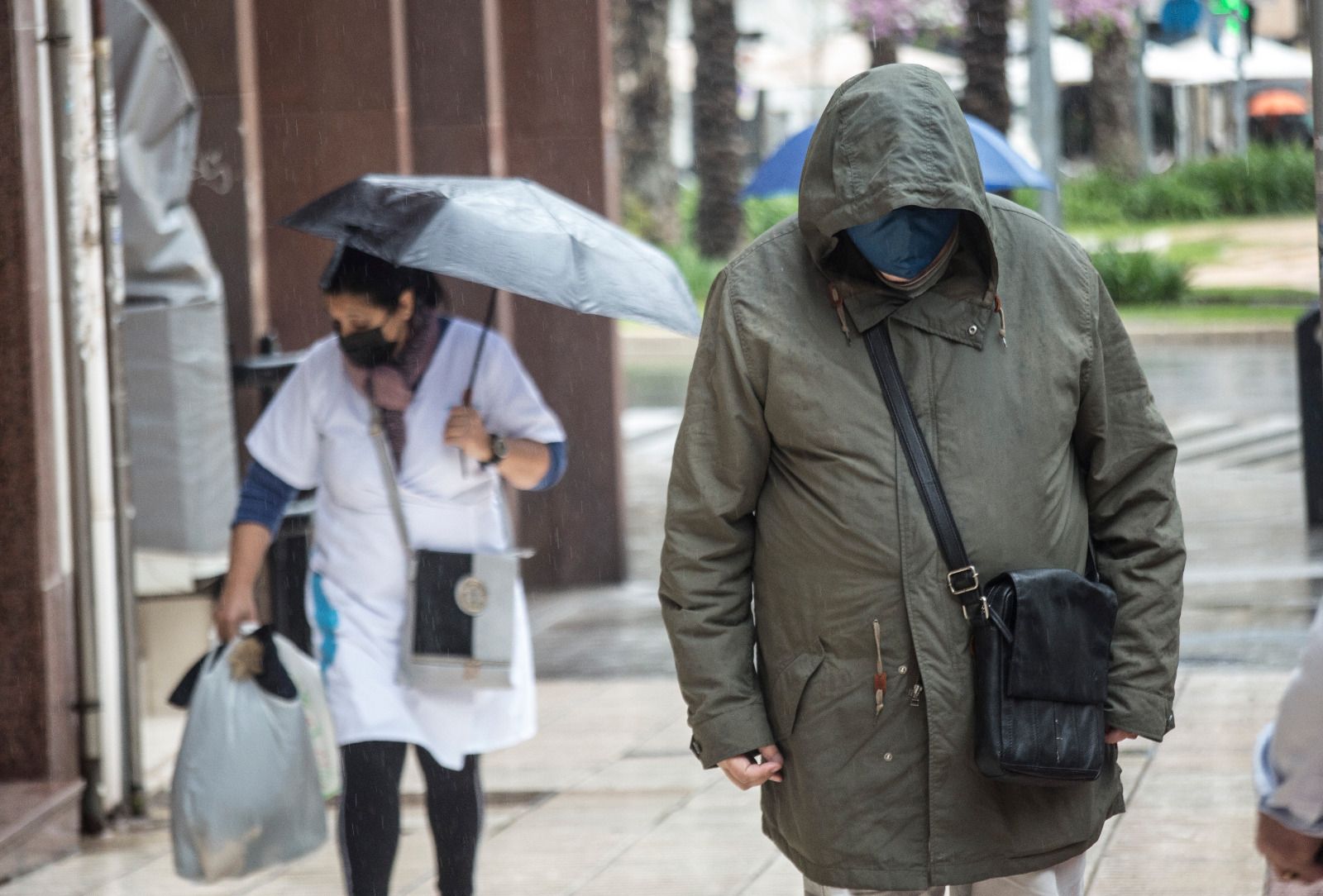 Lluvia y ambiente frío en Alicante para recibir el puente de San José