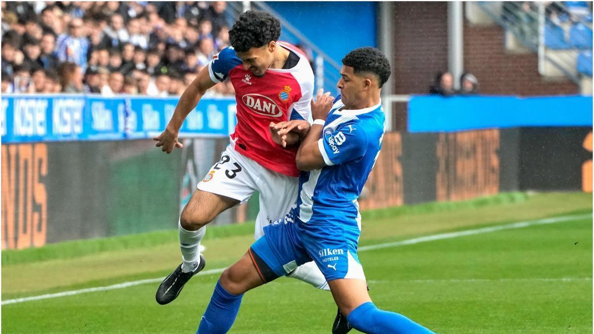 El Hilali disputa en balón en Mendizorroza