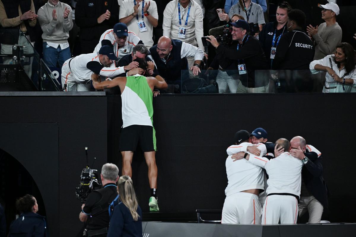 MELBOURNE, Feb. 1, 2026 -- Carlos Alcaraz celebrates with his team after winning the men's singles final between Carlos Alcaraz of Spain and Novak Djokovic of Serbia at the Australian Open tennis tournament in Melbourne, Australia, Feb. 1, 2026.,Image: 1071162382, License: Rights-managed, Restrictions: , Model Release: no, Credit line: Wang Shen / Xinhua News / ContactoPhoto Editorial licence valid only for Spain and 3 MONTHS from the date of the image, then delete it from your archive. For non-editorial and non-licensed use, please contact EUROPA PRESS. 01/02/2026 ONLY FOR USE IN SPAIN. Wang Shen / Xinhua News / ContactoPhoto;se;Carlos Alcaraz wins Australian Open tennis tournament in Melbourne