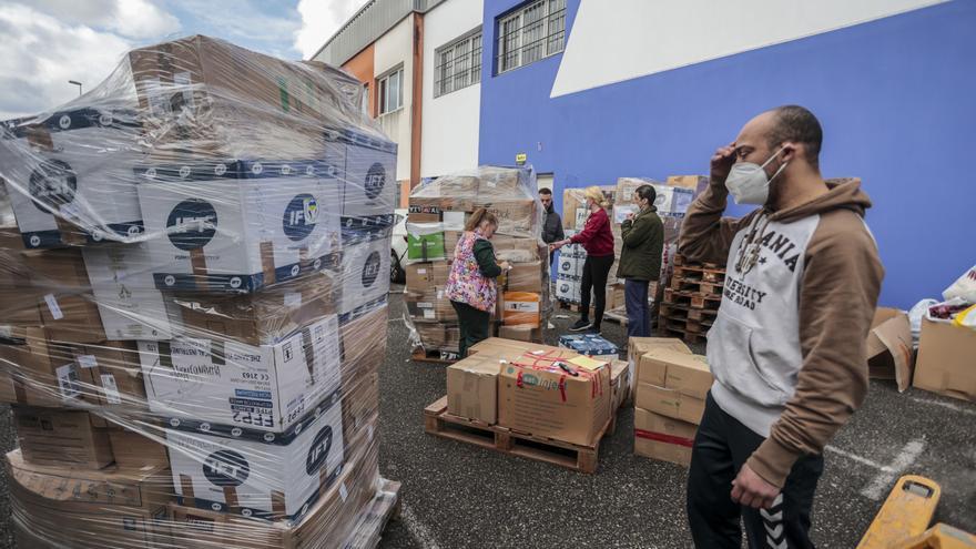 Así se prepara el camión con la ayuda humanitaria de los asturianos que sale hoy hacia Ucrania