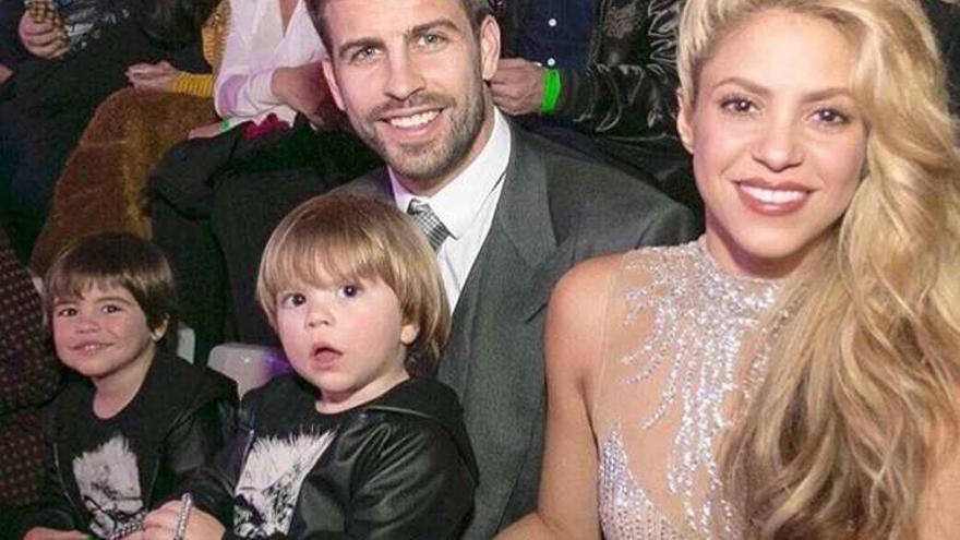 Piqué y Shakira con sus dos hijos.