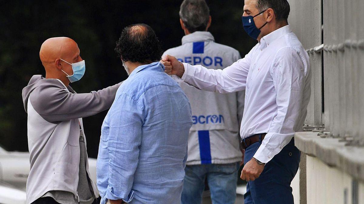 El presidente del Deportivo, Fernando Vidal, saluda en Abegondo a Víctor Mollejo en la víspera del Dépor-Fuenlabrada del viernes.