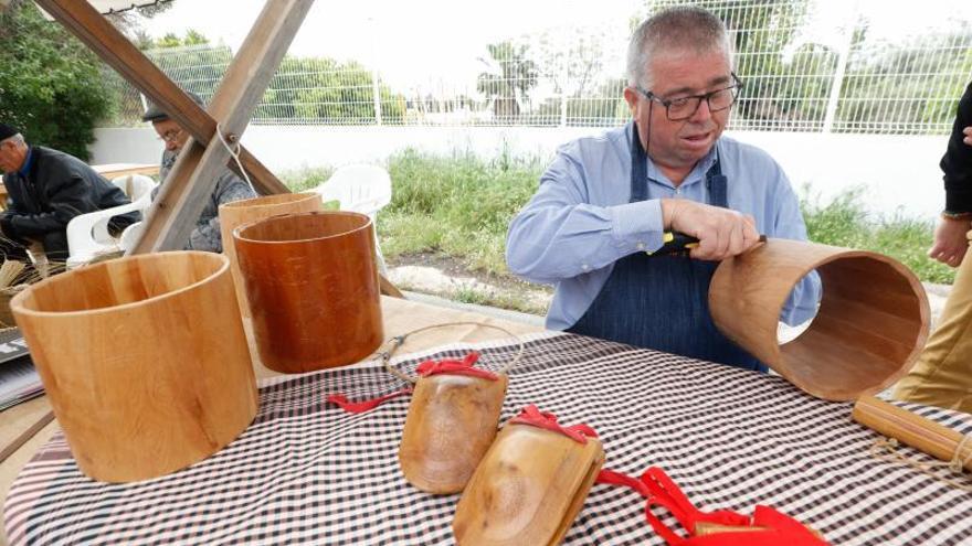 Paco Palleva, del taller de instrumentos. | J.A.RIERA