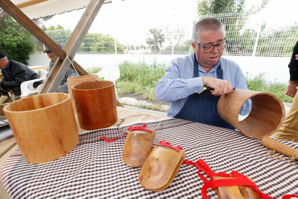 Paco Palleva, del taller de instrumentos. | J.A.RIERA